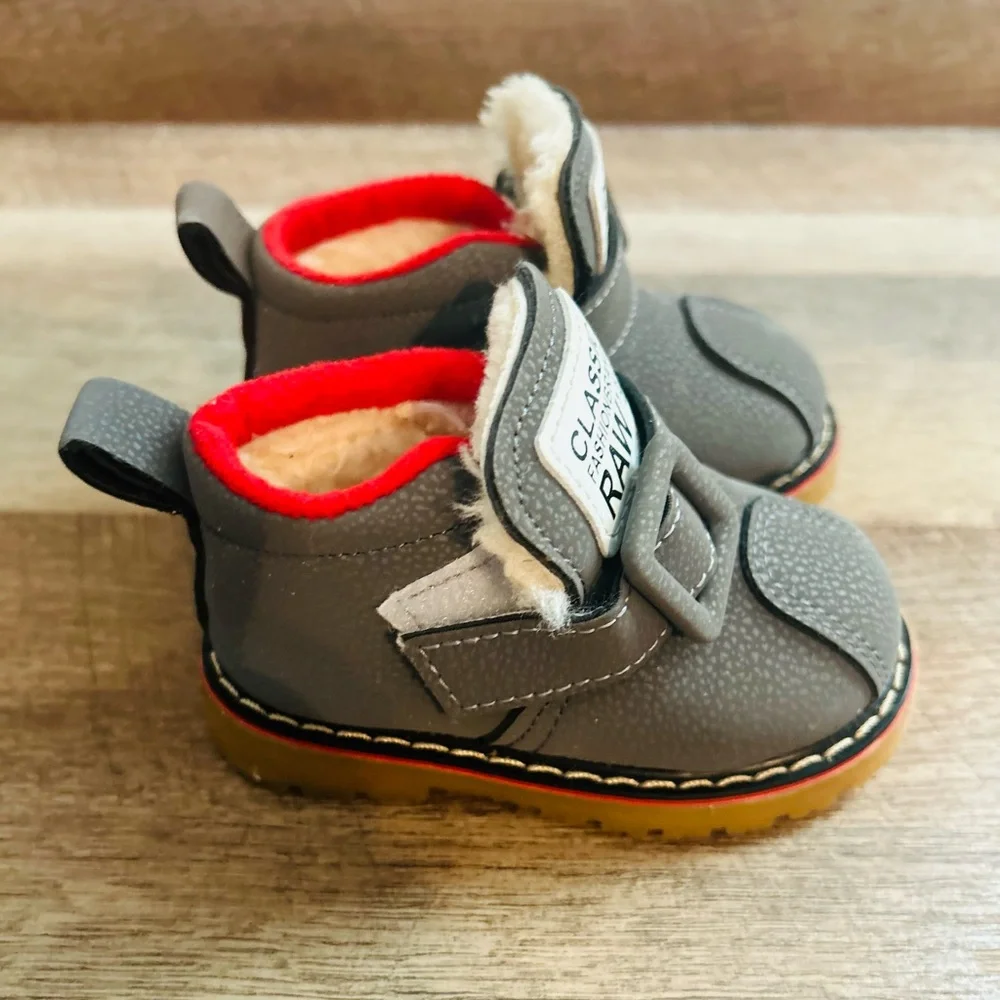 Classic Fashion Brand Raw 3301 Kids Gray Boots with fur.Size 5.